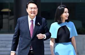韩国第一夫人五官绝美，50岁依旧能保持初恋脸